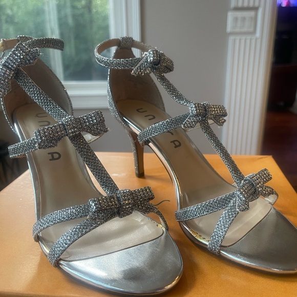 Unisa Silver Fabric heels, Sz 8 M - Picture 5 of 7
